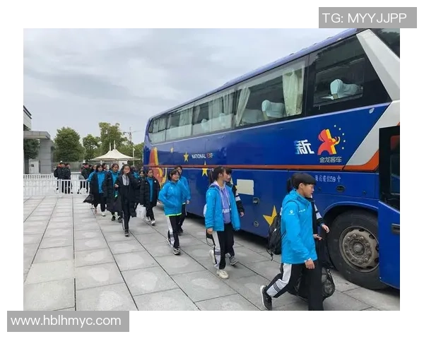 足球明星乘坐大巴的精彩瞬间视频曝光引发球迷热议