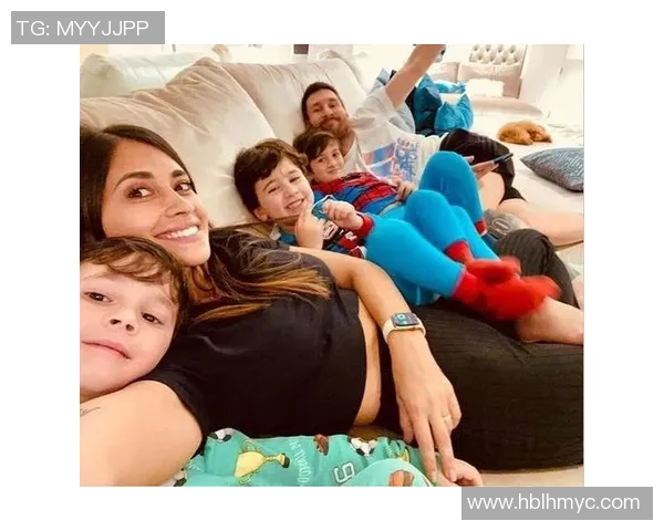 足球明星与儿子互动搞笑视频温馨瞬间引发网友热议与点赞 足球明星与儿子互动搞笑视频温馨瞬间引发网友热议与点赞